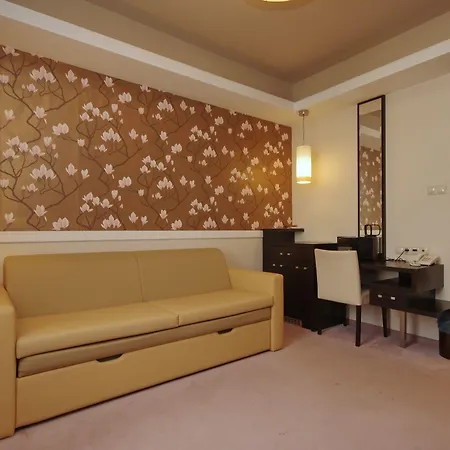 Corso Boutique 4* גיולה